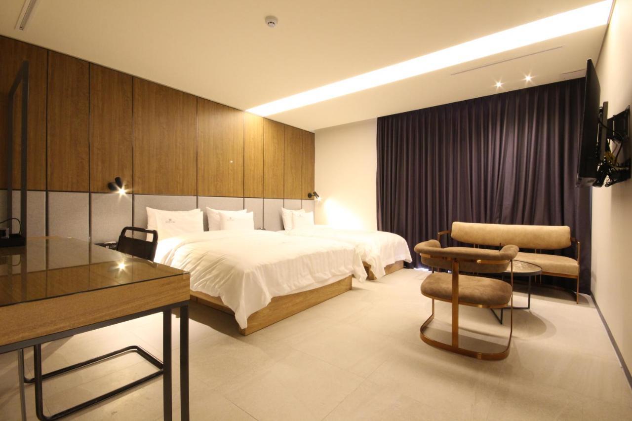 Hotel Eco Stay Jeonju Bagian luar foto