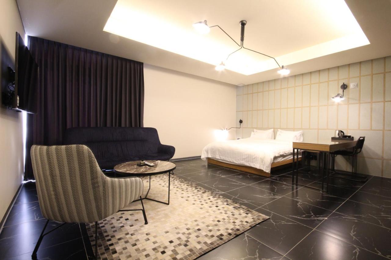 Hotel Eco Stay Jeonju Bagian luar foto